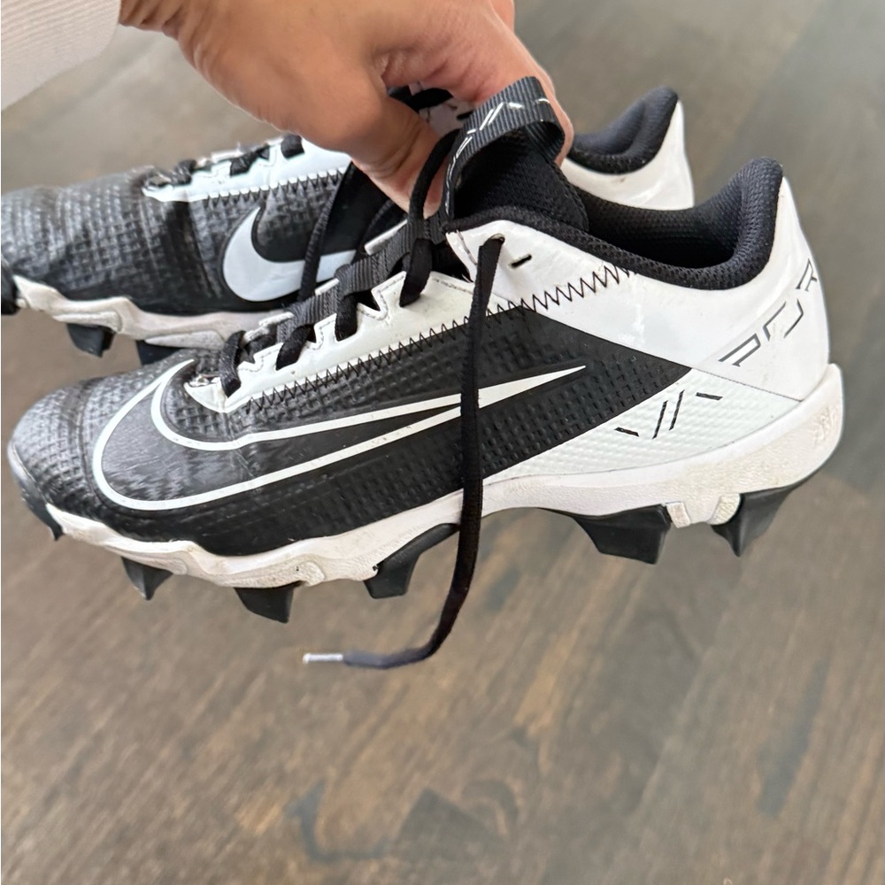 Nike Black and White Soccer Cleats Size 2 boys